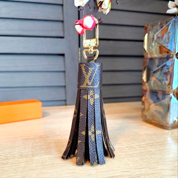 Authentic LOUIS VUITTON Monogram Tassel - Picture 1 of 4
